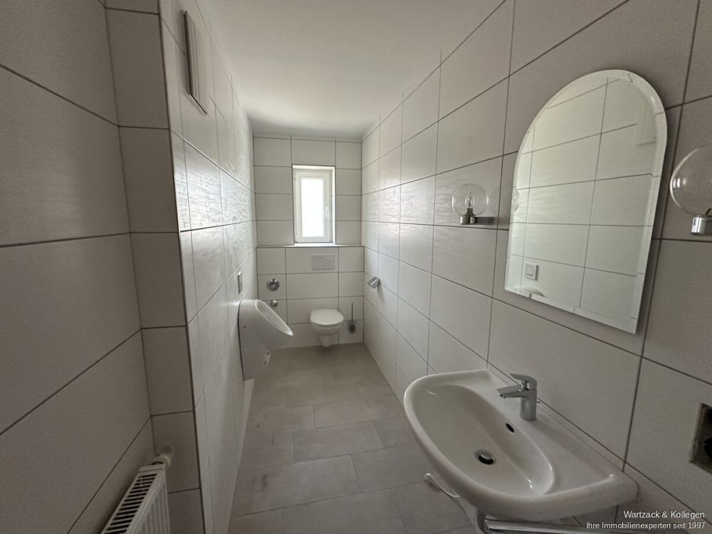 große renovierte Produktionshalle 
- zusätzliche Hallen- bzw. Büroflächen möglich