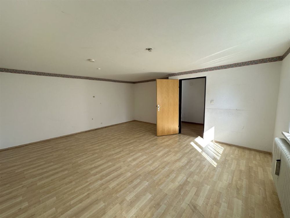 Attraktives Zweifamilienhaus mit großem Grundstück