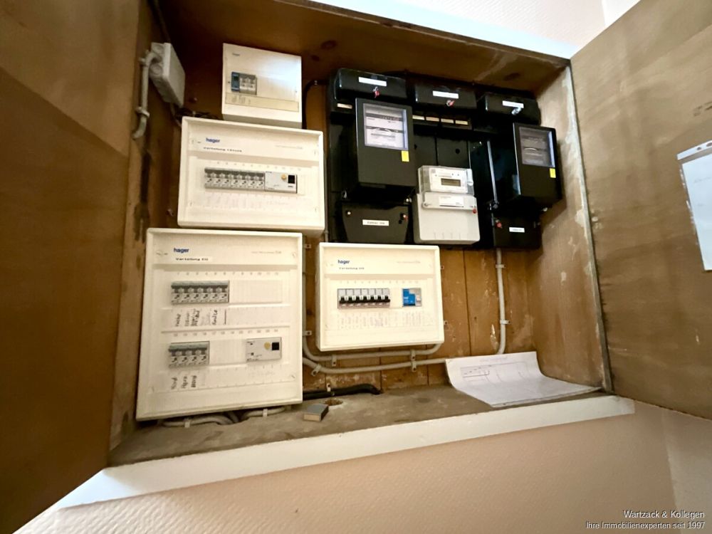 Komplett frei! 
Zweifamilienhaus mit zusätzlicher Einliegerwohnung im DG 
in Büchenbach