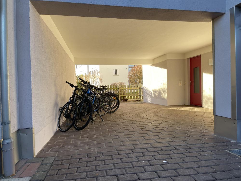 überbauter Fahrradstellplatz im Hof