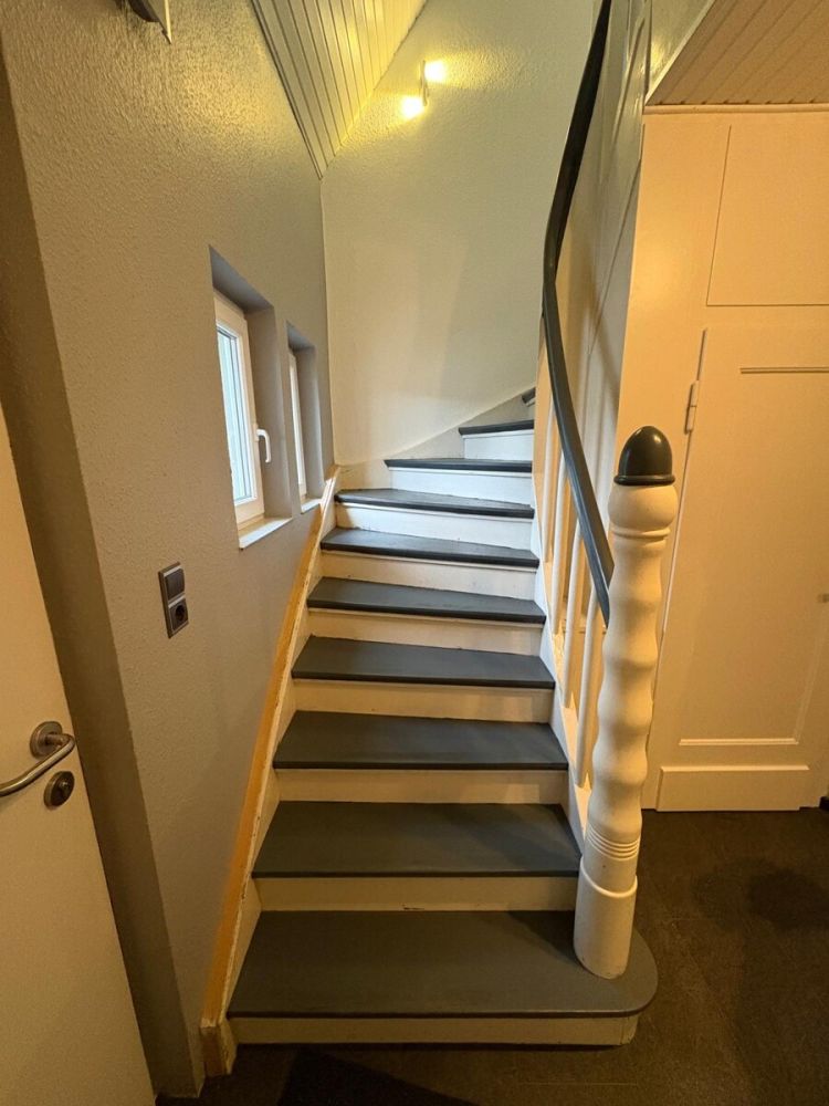 Wohnung 1: Treppenaufgang ins Dachgeschoss