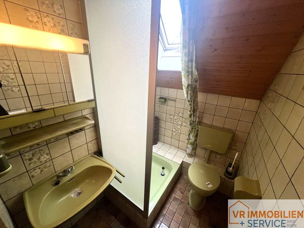 Haus mit Geschichte: Ehemaliger Dorfladen mit Wohnhaus und Nebengebäuden in 97645 Urspringen!