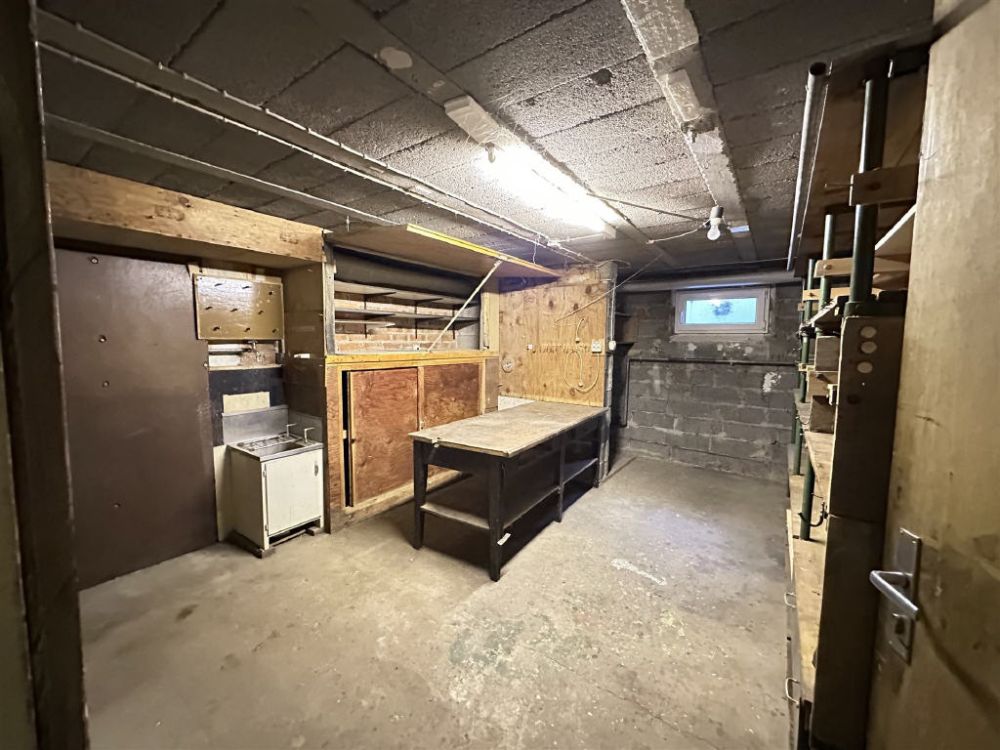 Attraktives Zweifamilienhaus mit großem Grundstück