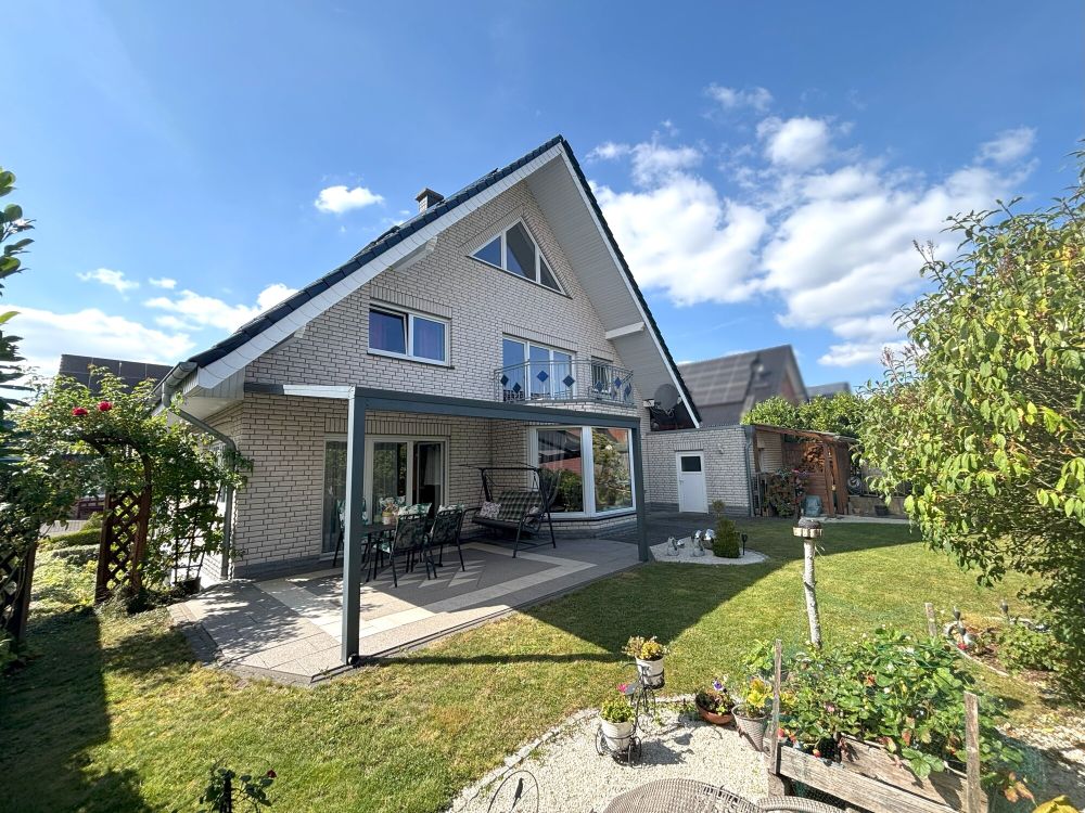 Freistehendes Einfamilienhaus mit repräsentativem Entree + Bürofläche (25)