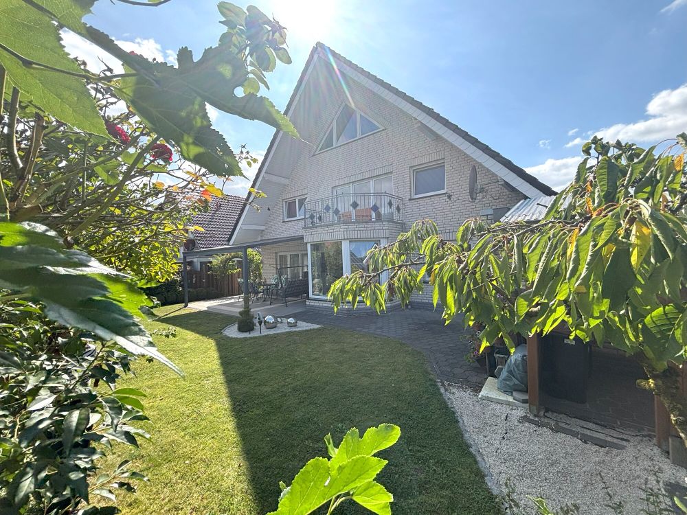 Freistehendes Einfamilienhaus mit repräsentativem Entree + Bürofläche (25)