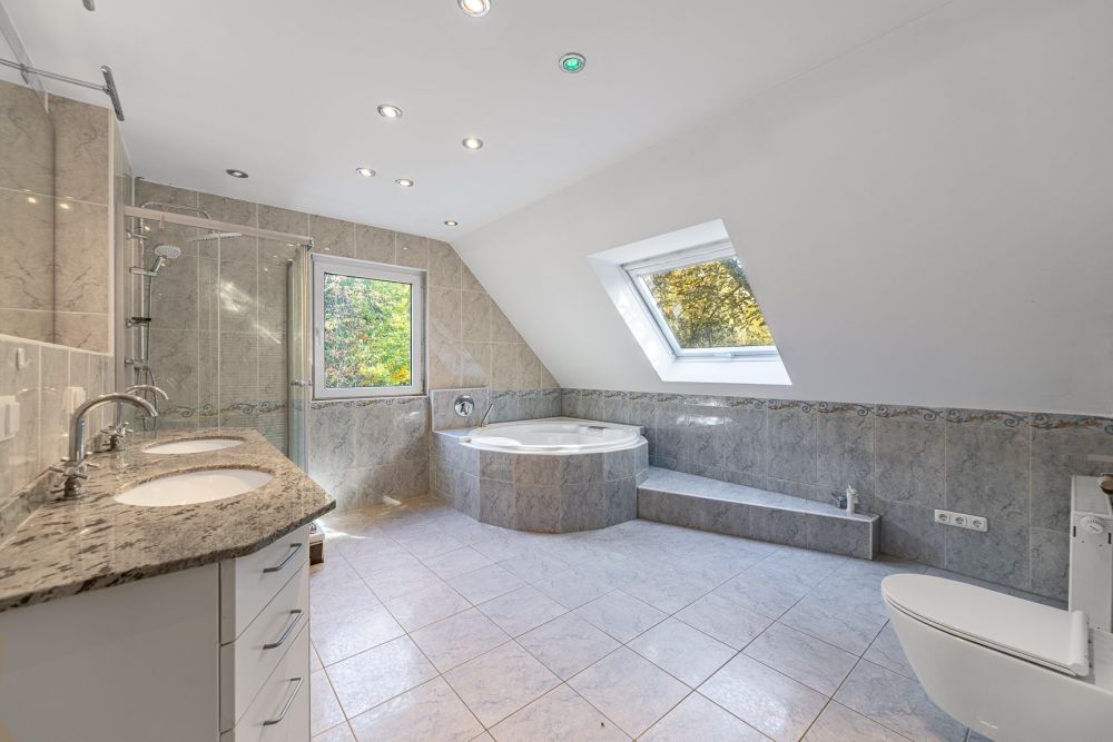 Zweifamilienhaus der Extraklasse - Hier lässt es sich gut leben und arbeiten