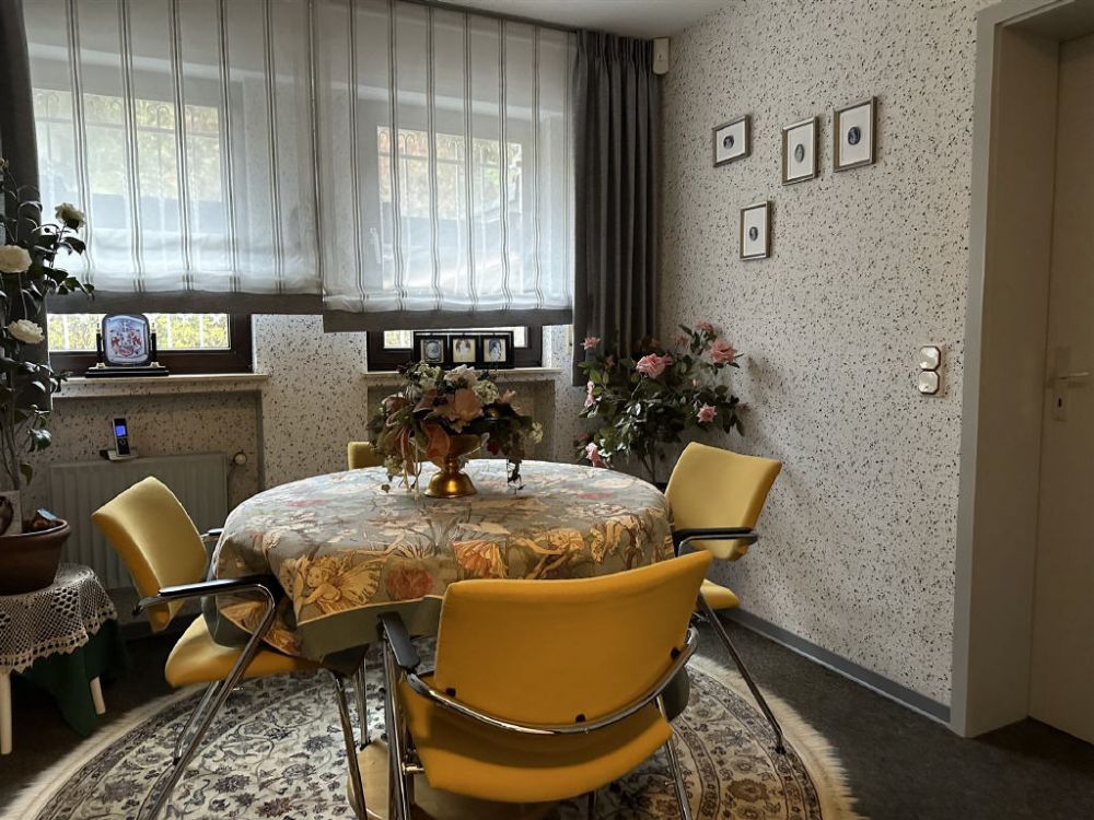 Luxus trifft Funktionalität: Einfamilienhaus mit Büro in Top-Lage