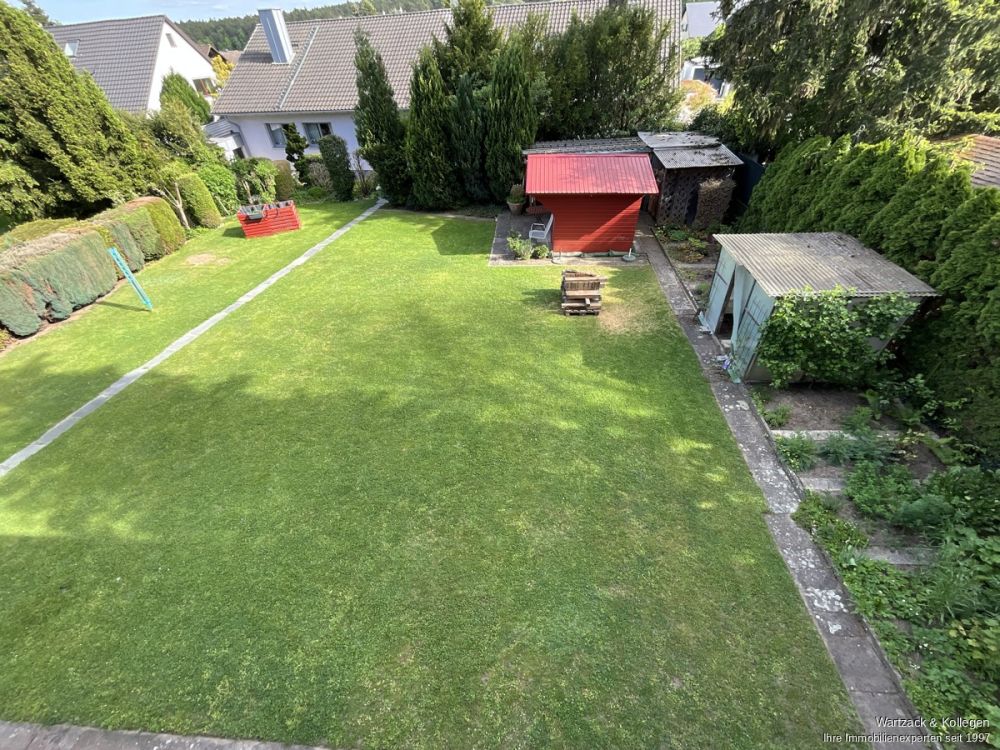 Blick vom Balkon in den Garten