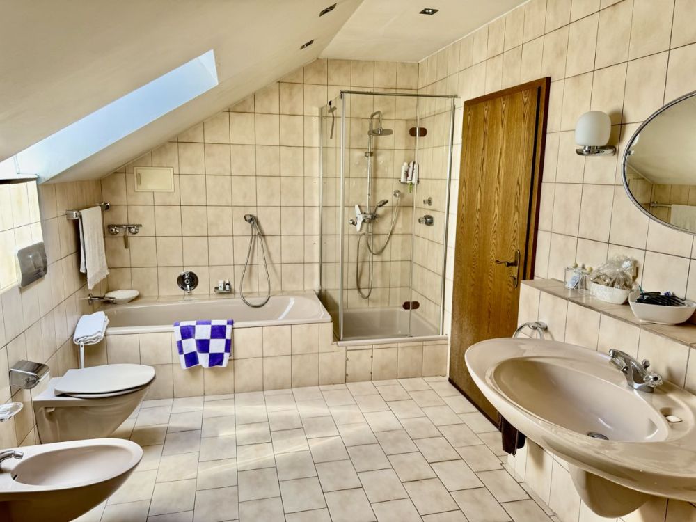 Freistehendes Einfamilienhaus in Traumlage
- Offen, großzügig und umgeben von Grün -