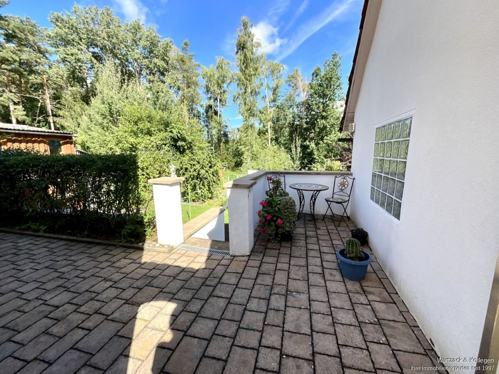 Komplett frei! 
Zweifamilienhaus mit zusätzlicher Einliegerwohnung im DG 
in Büchenbach