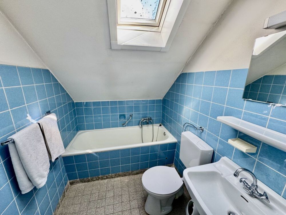 Echte Rarität: 2 Häuser vereint 
Großzügiges Ein- bis Zweifamilienhaus 
mit diversen Möglichkeiten