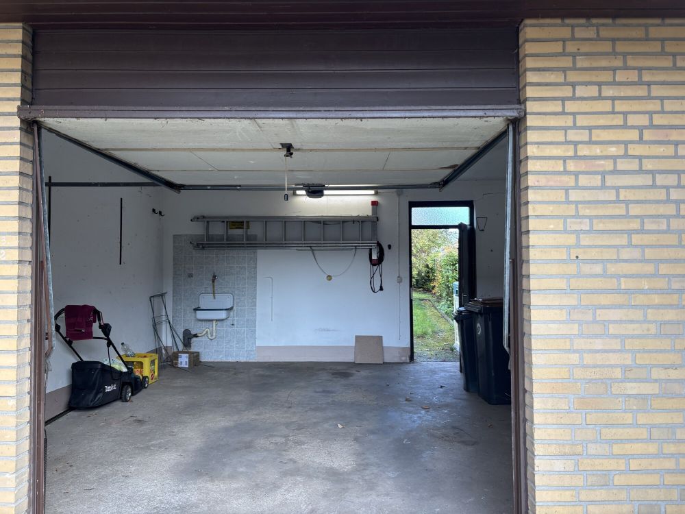 Garage mit Durchgang zum Garten