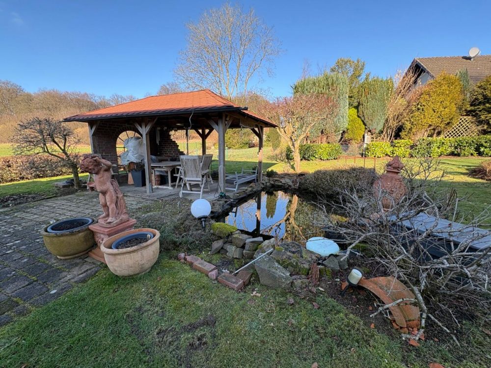 Pavillon und Gartenteich