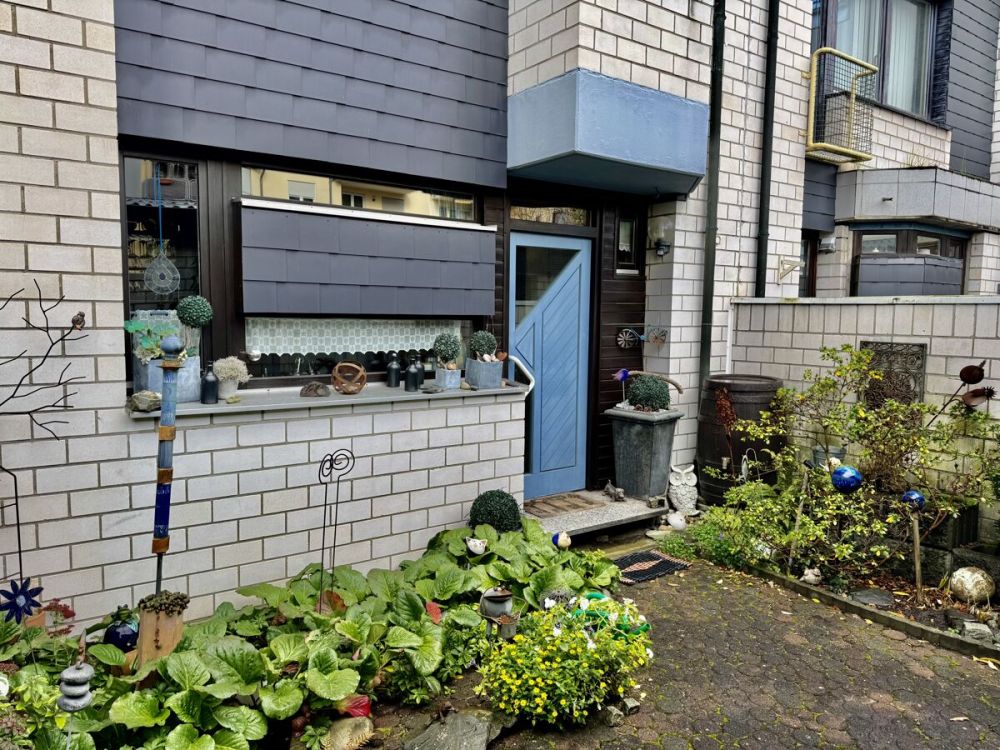 Architektur mit Charakter
großzügiges Split-Level-Haus mit 
separaten Vordergebäude, Garten & Garage