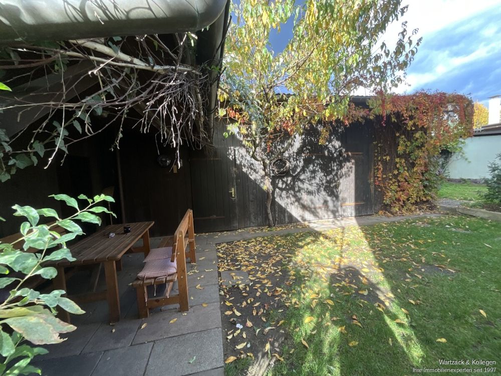 Schuppen neben Freisitz