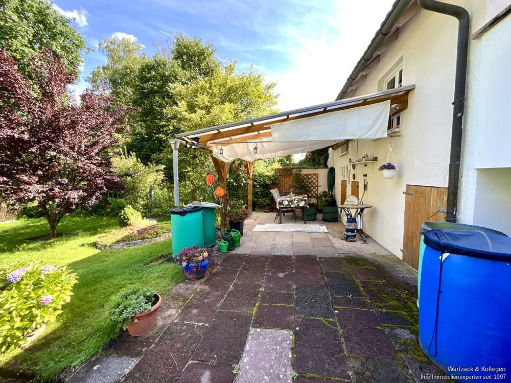 Komplett frei! 
Zweifamilienhaus mit zusätzlicher Einliegerwohnung im DG 
in Büchenbach