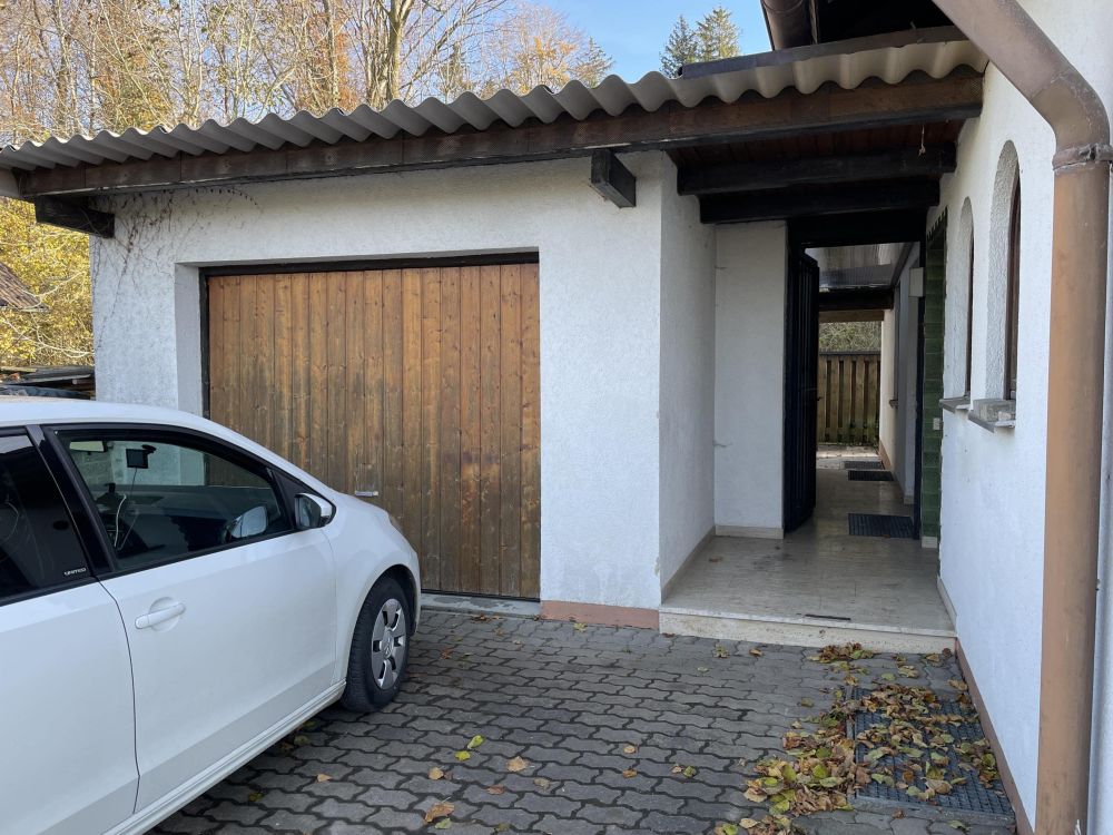 Garage und Eingang/Durchgang