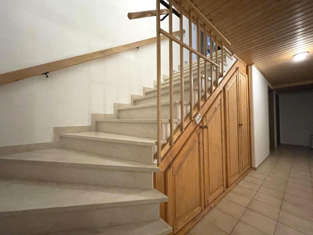 Flur und Treppe im KG