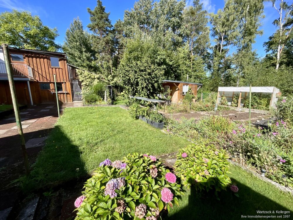 Komplett frei! 
Zweifamilienhaus mit zusätzlicher Einliegerwohnung im DG 
in Büchenbach