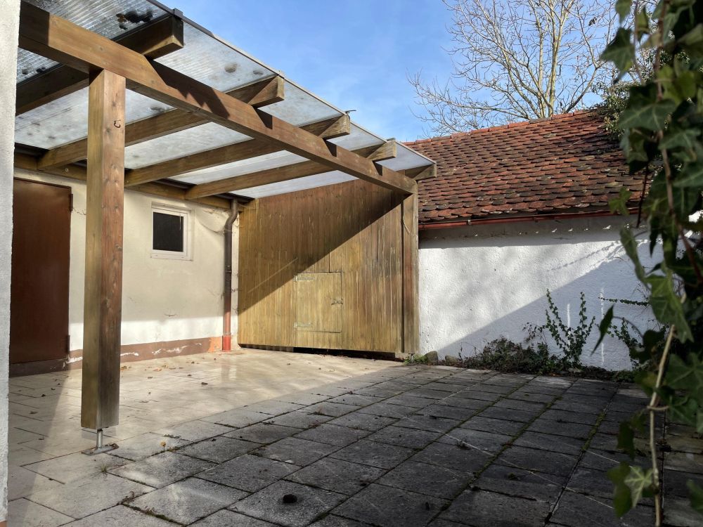 mit überdachtem Freisitz