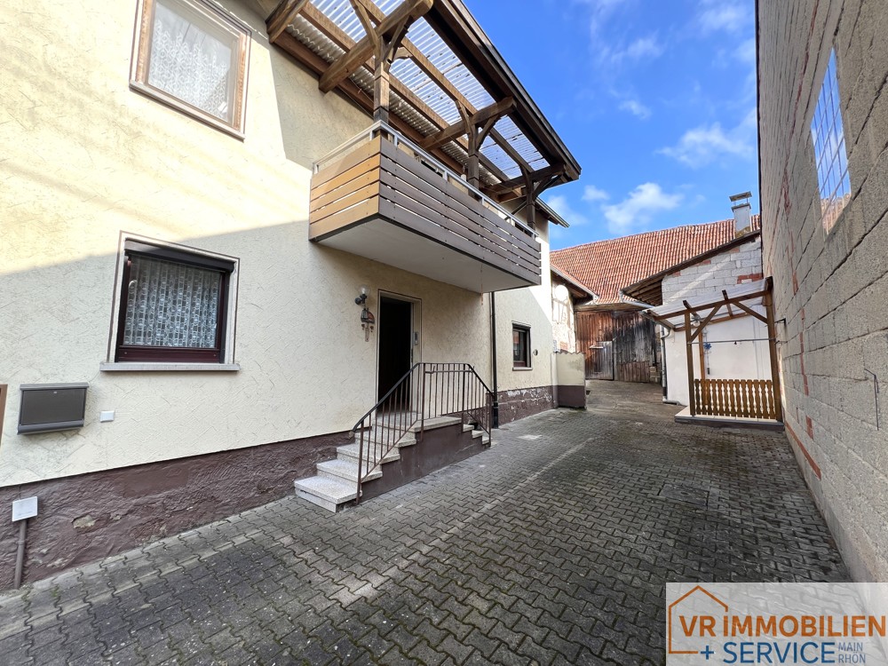 Einfamilienwohnhaus mit Nebengebäuden und Scheune im Ortskern von 97702 Seubrigshausen!