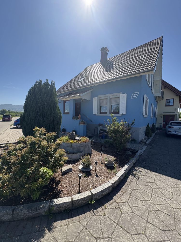 Zwei Wohnhäuser auf großem Grundstück