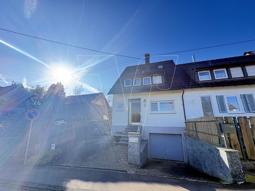 Rechts: innenliegende Garage; links: Stellplatz