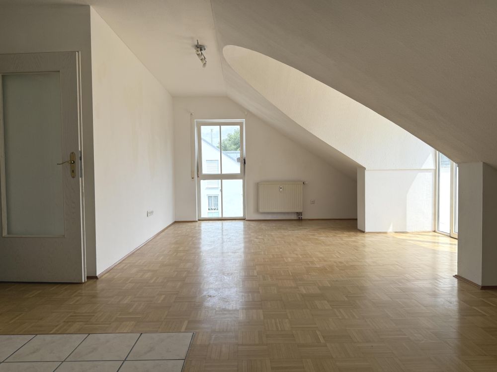 Charmante Dachgeschosswohnung mit Balkon und Blick ins Grüne