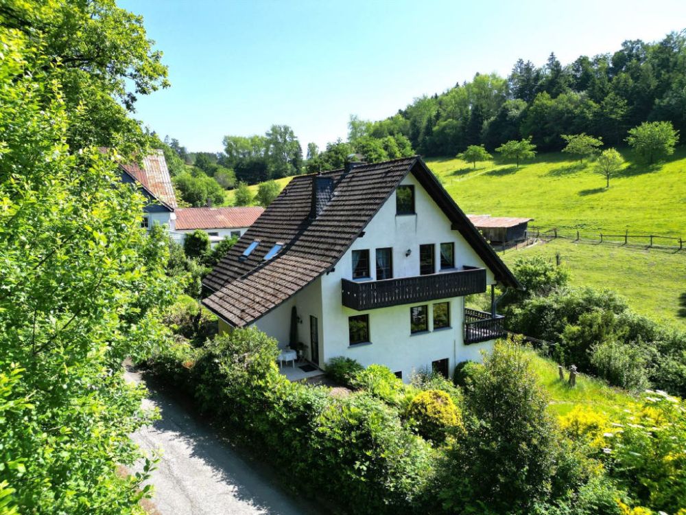 Außenbereichslage am asphaltierten Wirtschaftsweg