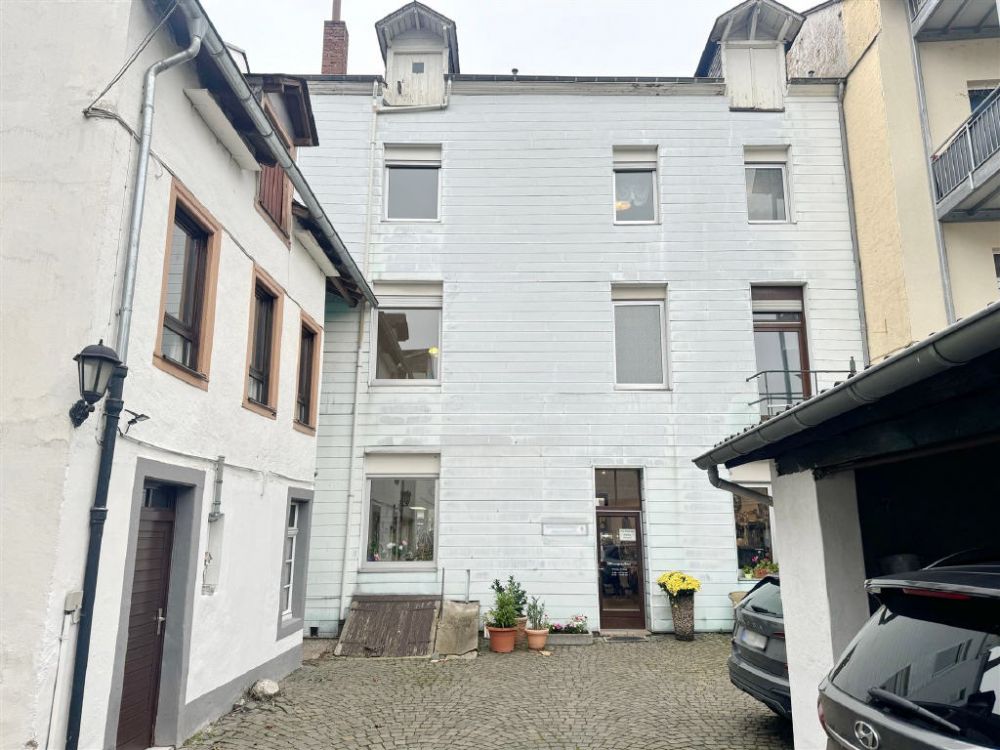 Stattliches Wohn- und Geschäftshaus in exponierter Lage