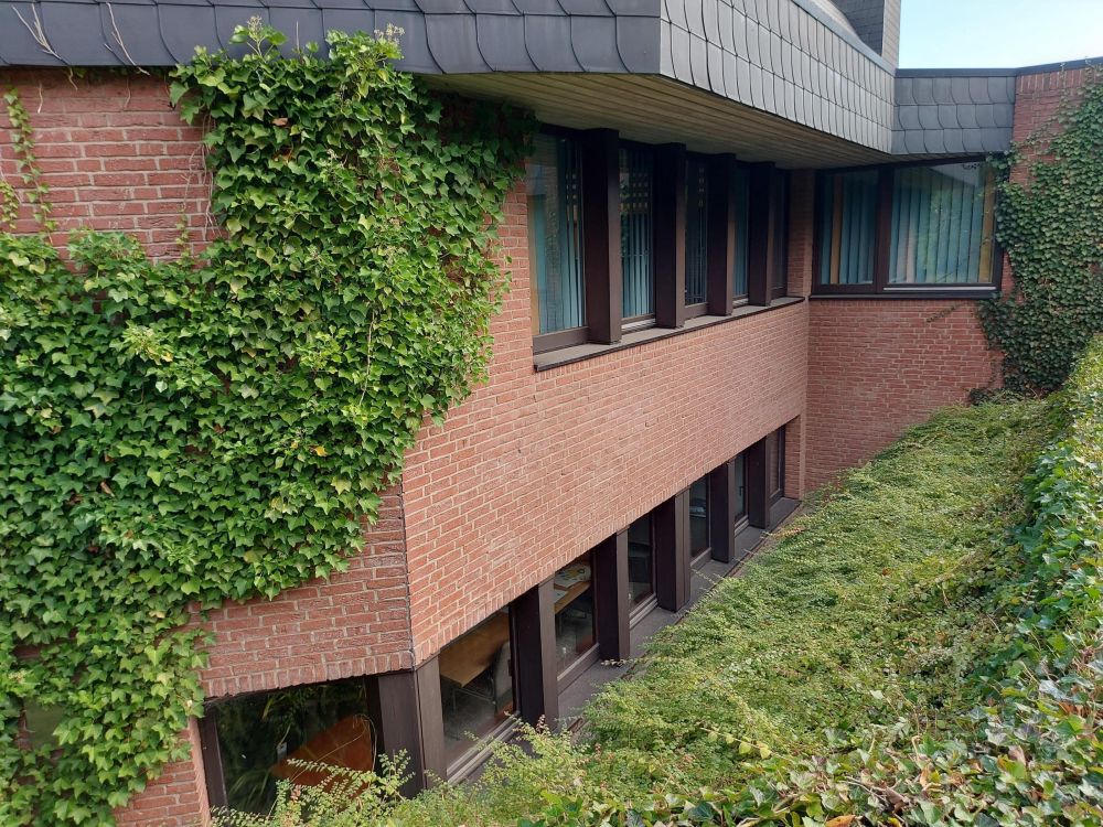 Gut durchdachtes, ehemaliges Bankgebäude mit 10 Stellplätzen im Ortsteil Innien