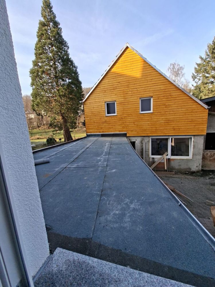 Balkon und Nebengebäude