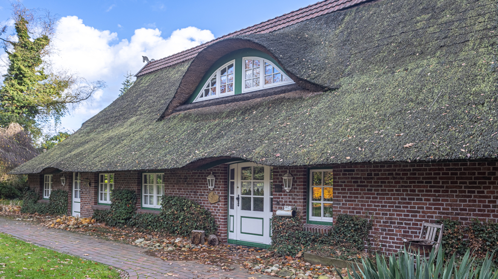 Exklusives und gepflegtes Reetdachanwesen mit Pferdestall in ländlicher Lage von Bad Zwischenahn