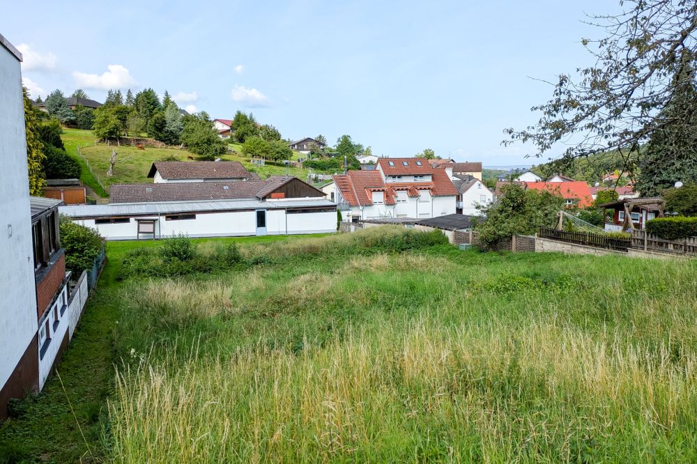 Toller Bauplatz in Höchst/Hassenroth: ruhige Seitenstrasse, West-Ausrichtung, schöner Blick, Natur!