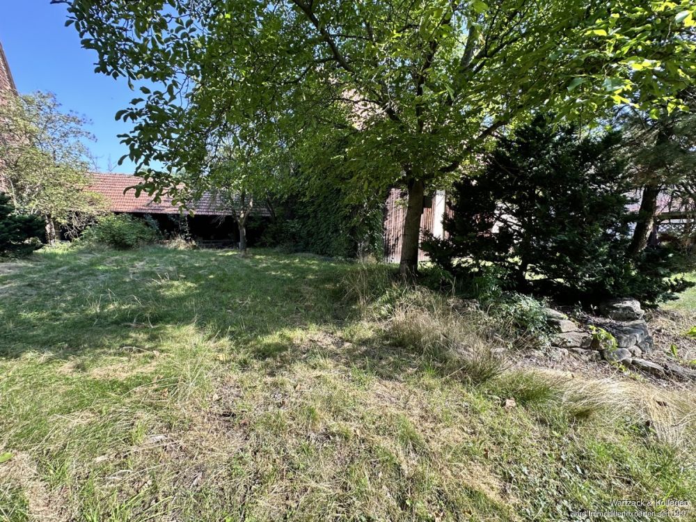 großes Baugrundstück 
mit hohem Potenzial 
samt Abrissgebäude