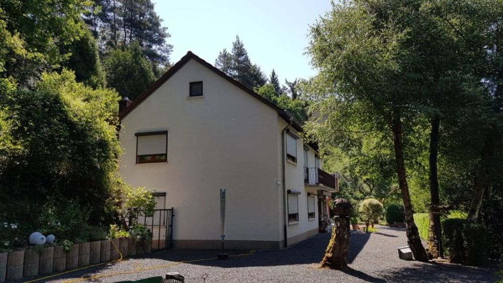 Einfamilienhaus in Alleinlage mit großem Grundstück und eigenem Wald