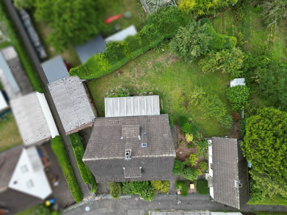 Charmantes Einfamilienhaus mit idyllischem Garten und vielseitigem Nebengebäude