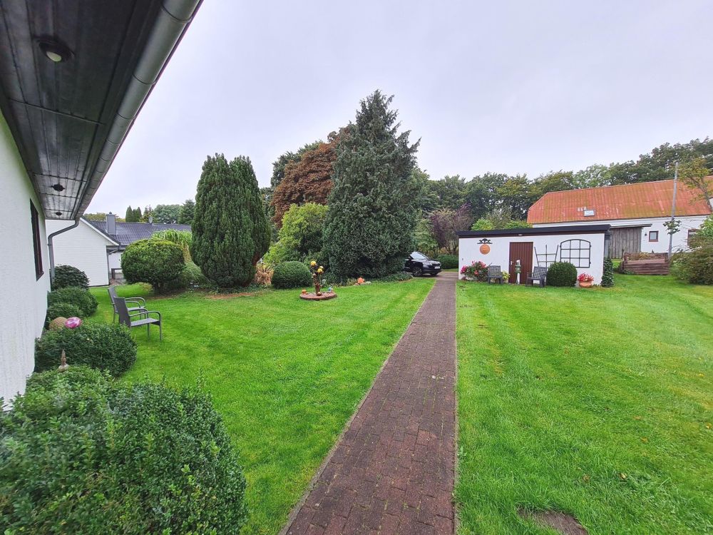 Gepflegter ebenerdiger Bungalow mit schönem Garten und zwei praktischen Garagen