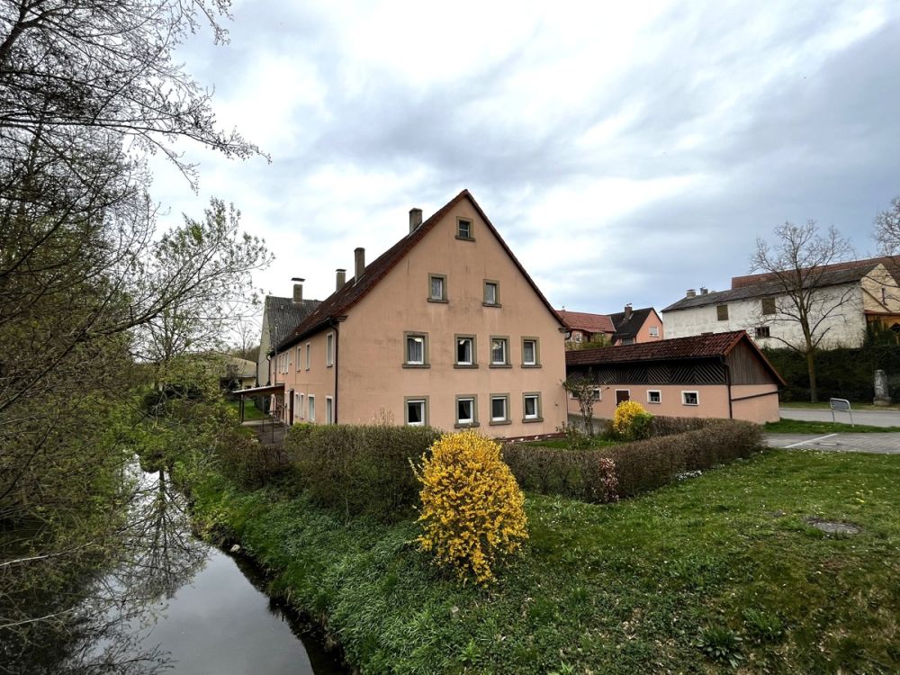 Großzügiges Wohnen in ländlichem Umfeld mit genügend Platz für die ganze Familie und deren Hobbys!
