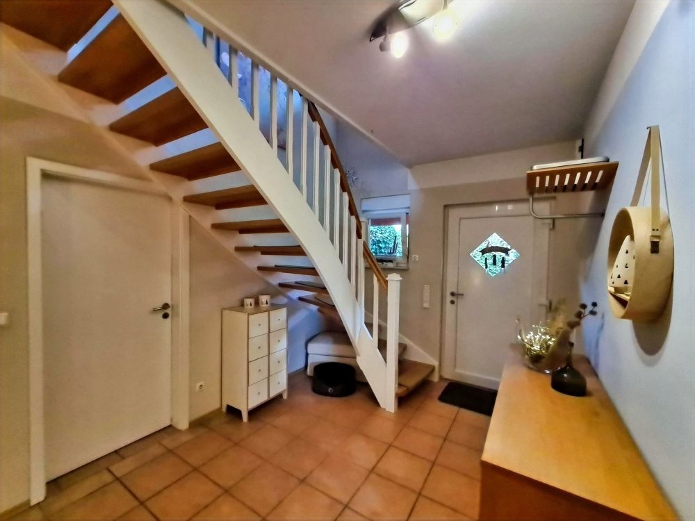 Eingangsbereich mit Aufgang in das OG