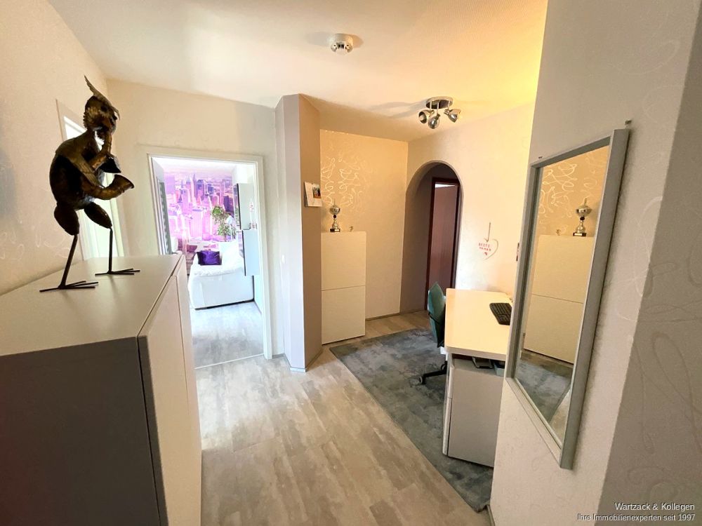 Renovierte 4-Zimmer-Wohnung 
mit 94 m² Wohnfläche, 
Balkon, Einbauküche & TG-Stellplatz