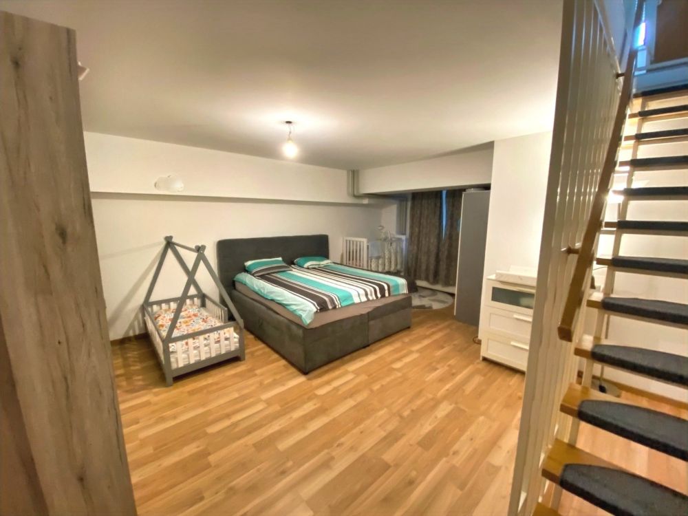 Schlafzimmer/Hobbyraum