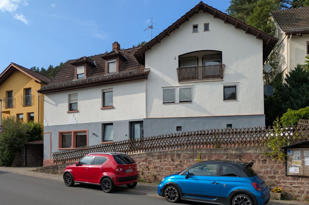 Selbstnutzer & Kapitalanleger aufgepasst:  2-Familienhaus mit Garagentrakt und viel Potential!