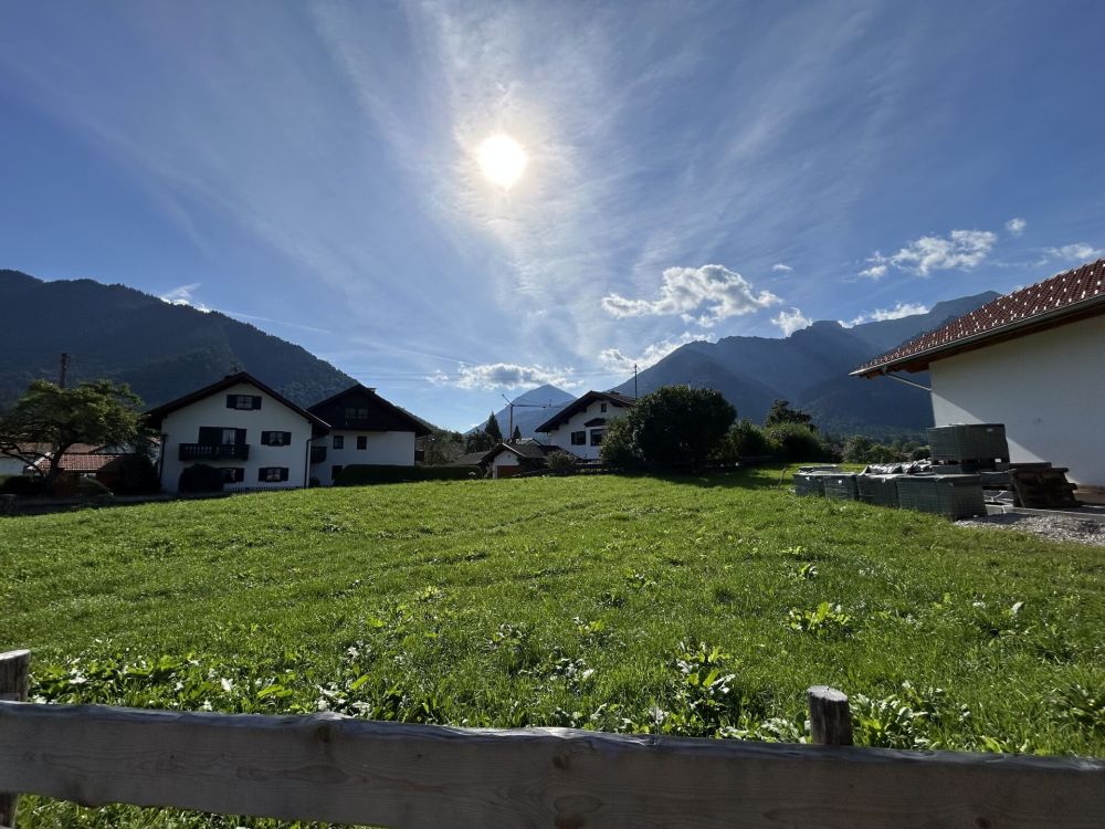 Sonnenverwöhntes, frei bebaubares Grundstück mit Bergblick