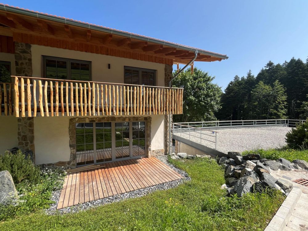 Außenansicht Reiheneckhaus mit Terrasse und Balkon