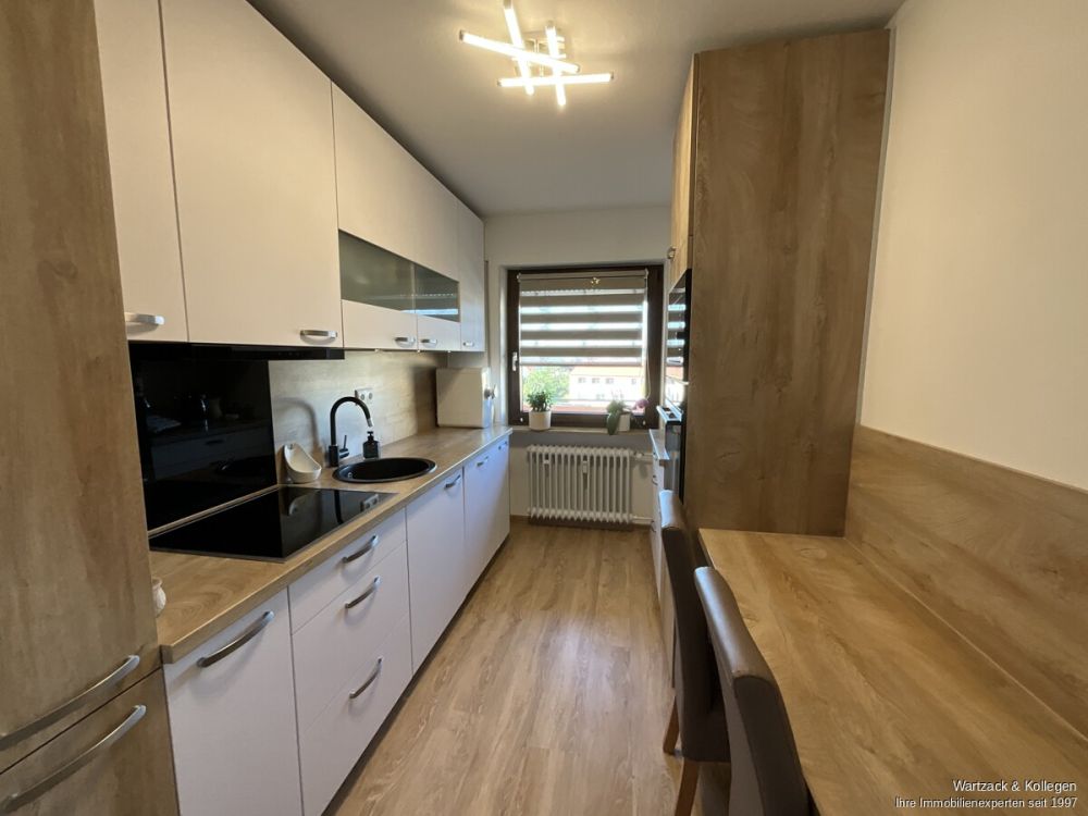 Hier müssen Sie nur noch einziehen- renovierte 3,5-Zimmer-Wohnung mit EBK, Balkon und Garage