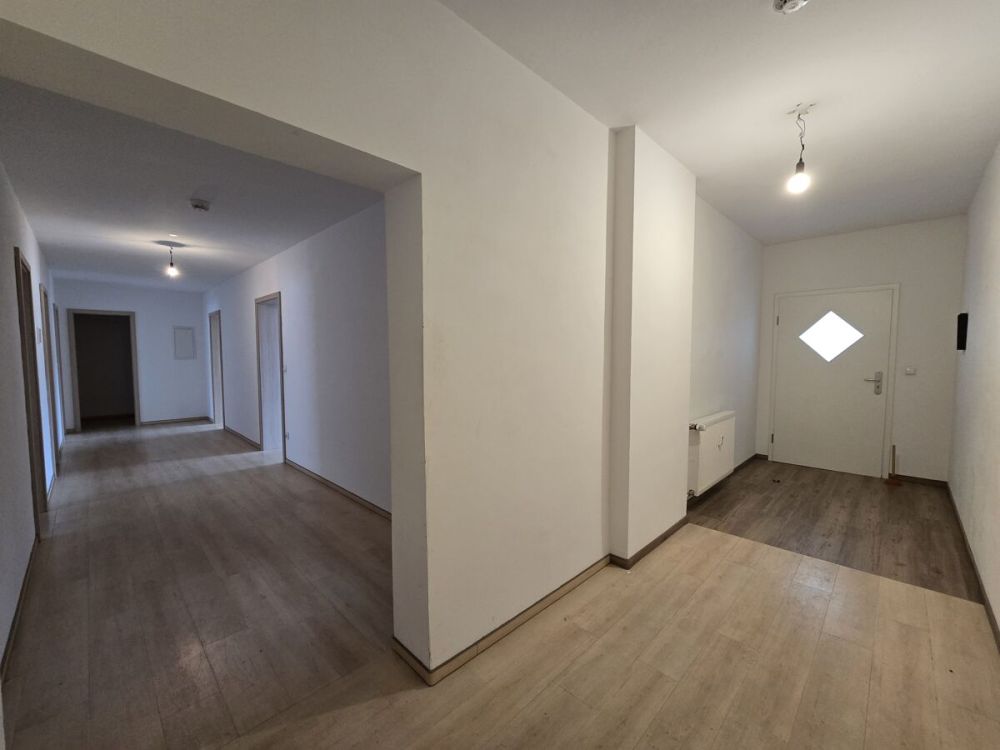 Großzügige, modernisierte 3-Zimmer-Wohnung
mit großem Balkon