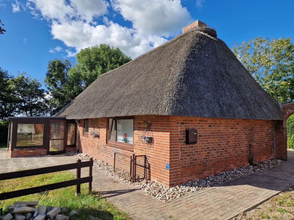 Charmantes Reetdachhaus sucht neue Bewohner für ein liebevolles Zuhause