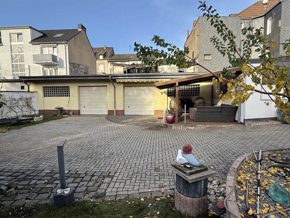7 Parteienhaus mit schönem Innenhofgarten und Car-Ports in Duisburg Mittelmeiderich