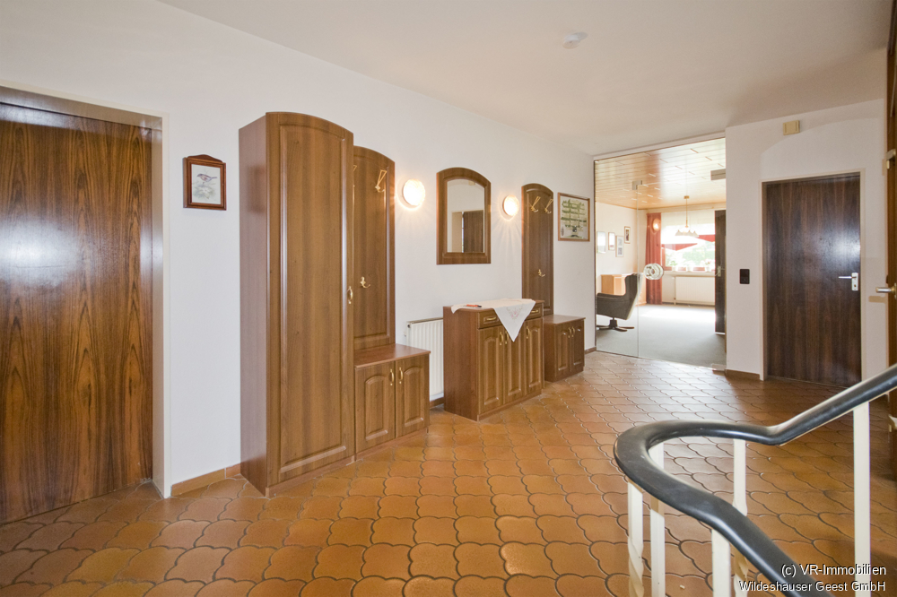 Großes Einfamilienhaus mit Vollkeller und Doppelgarage in Kirchhatten